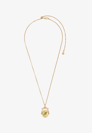 Náhrdelník zlaté farby s jemným reťazcom a príveskom oválneho tvaru, zdobeným zeleným písmenom "A" a hviezdami.