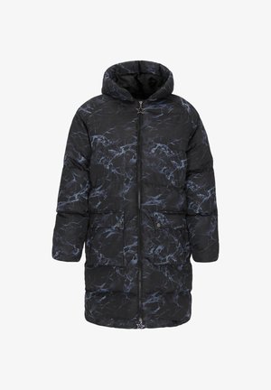 Pufferjack in een zwart en blauwe marmerpatroon, met een capuchon, ritsluiting en twee voorzakken met drukknoopsluitingen.
