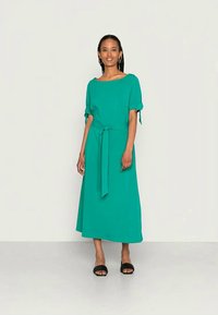 Vestido midi turquesa com mangas curtas, atado na cintura. Feito de um tecido suave, apresenta um corte relaxado e um design minimalista.