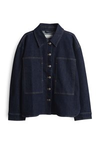 Giacca di jeans blu scuro con colletto a punta, bottoni argentati e due grandi tasche frontali. Presenta cuciture a contrasto e maniche larghe.