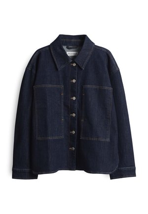 Veste en denim bleu marine avec un col pointu, des boutons en argent et deux grandes poches avant. Présente des coutures contrastées et des manches larges.