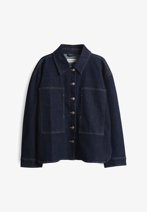Dunkelblaue Denimjacke mit spitzem Kragen, silbernen Knöpfen und zwei großen Fronttaschen. Hat kontrastierende Nähte und weite Ärmel.