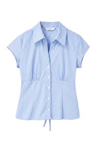 Blouse bleu clair à manches courtes avec des rayures verticales blanches, boutonnée sur le devant, col pointu et cordon à la taille.