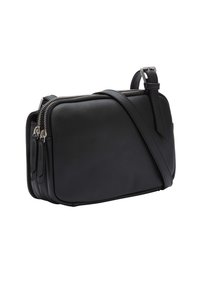 Borsa a tracolla in pelle nera con forma rettangolare, doppia chiusura a zip, tracolla regolabile e design minimalista. Texture liscia.