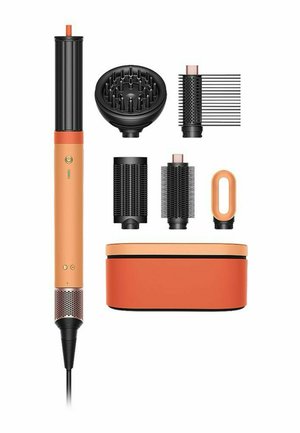 Hårstyling sæt med en lang krøllejern, fem udskiftelige børster og diffuser-tilbehør samt en orange opbevaringsæske.