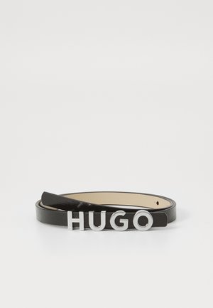 Schwarzer Leder Gürtel mit glatter Textur, ausgestattet mit einem silbernen Metall-Logo, das "HUGO" schreibt. Der Gürtel hat ein einfaches, klassisches Design.