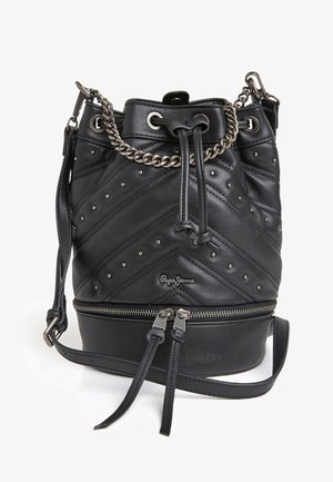 Czarna skórzana torba typu bucket z srebrnymi ćwiekami, łańcuszkowym uchwytem, zamknięciem ze ściągaczem, zamkiem na dolnej komorze oraz regulowanym paskiem na ramię.