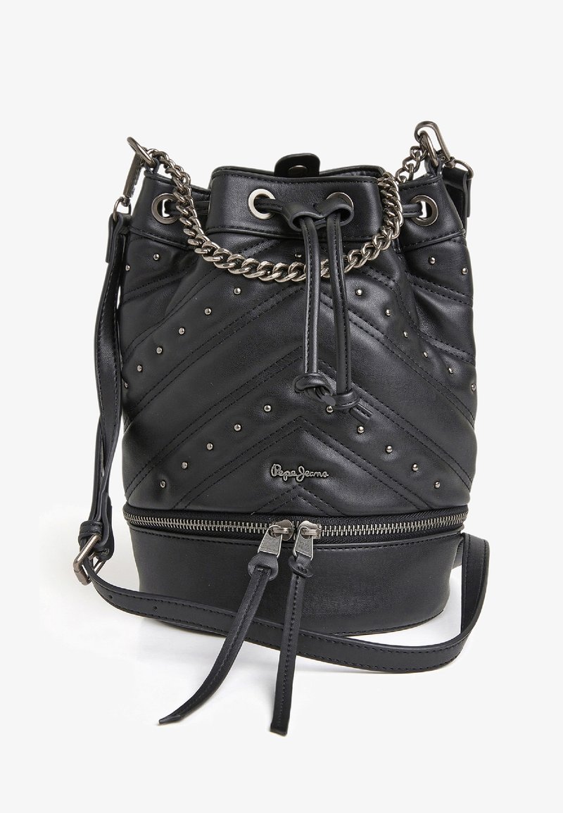 Sac seau en cuir noir avec clous argentés, poignée chaîne, fermeture par cordon, compartiment inférieur zippé et bandoulière réglable.