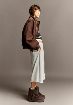 Bershka, FAUX FUR LINED TROUSER - ANKLE BOOTS - Bottes de neige - brown
