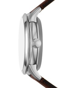 Orologio in acciaio inossidabile argento con cassa rotonda liscia, cinturino in pelle marrone e corona testurizzata. Design minimalista e finitura lucida.