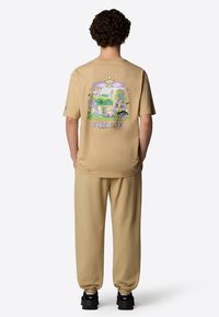 The North Face MOUNTAIN CLEANUP - Print T-shirt - khaki stone