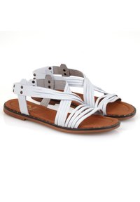 Weiße Leder-Sandalen mit überkreuzten Riemen, braunem gepolstertem Fußbett, schwarzem genähtem Sohle und grauen Riemenakzenten an der Ferse.