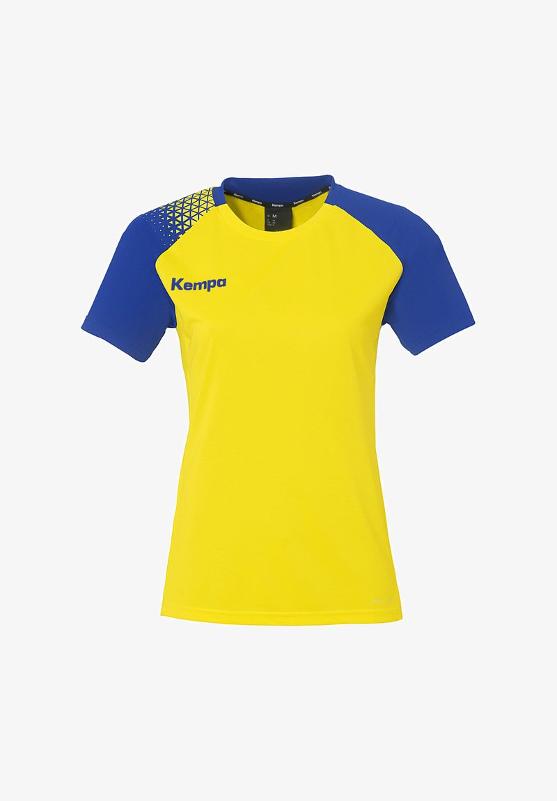 Gul sportskjorte med blå ærmer, der har et geometrisk mønster på den ene skulder og "Kempa" logo i blå på fronten.