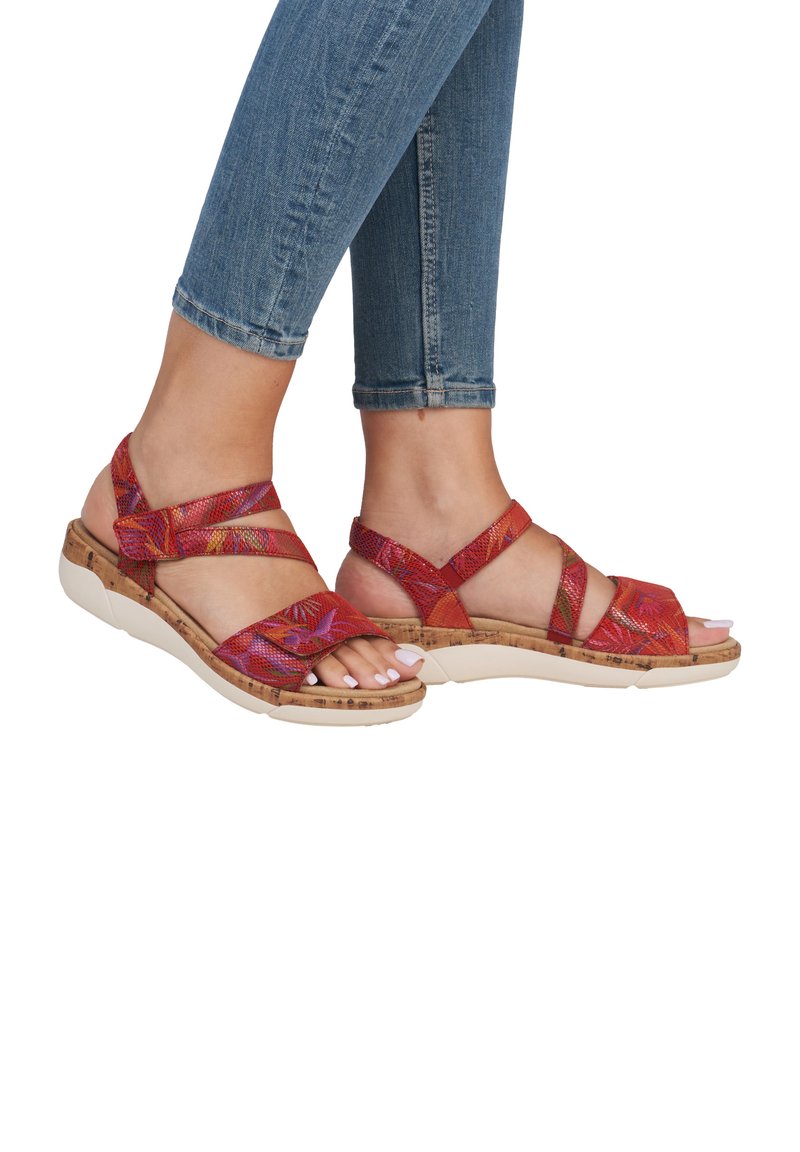 Sandales à lanières rouge et rose avec un intersemelle en liège et une semelle extérieure en caoutchouc blanc, affichant une texture tissée et un design ouvert à l'avant.