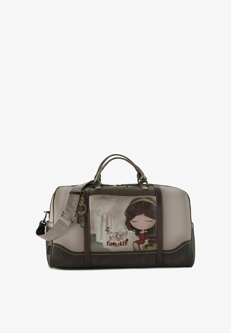 Braune und beige synthetische Tasche mit einem Cartoon-Motiv eines Mädchens. Verfügt über zwei Griffe, einen verstellbaren Riemen und einen dekorativen Schlüsselanhänger.