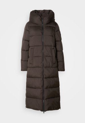 Brūns pūkains mētelis ar garu, polsterētu dizainu, augstu apkakli, priekšējo rāvējslēdzēju un sānu kabatām. Gluda, teksturēta auduma ar spīdīgu apdari.