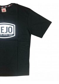 T-shirt nera in cotone con un logo rettangolare bianco che presenta il testo "EJO" e "OFFICIAL JAPAN TEAM" in lettere maiuscole. Maniche corte.
