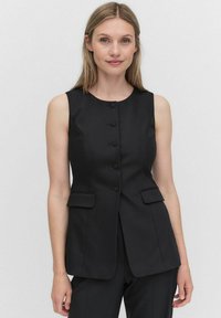Svart ärmlös väst med rund halsringning, fem knappar fram, och två fickor framtill. Skräddarsydd design med en slät textur.