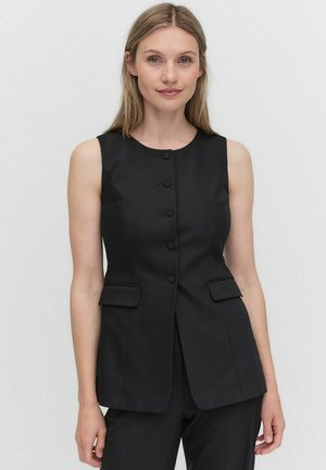 Zwarte mouwloze vest met een ronde halslijn, vijf knopen aan de voorkant en twee voorzakken. Tailored ontwerp met een soepele textuur.
