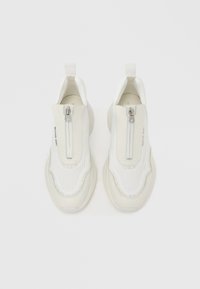 Weiße Slip-On-Sneaker mit texturierter Oberseite, die Mesh-Einsätze, einen Reißverschluss und eine gepolsterte Sohle aufweisen. Glattes, abgerundetes Design.