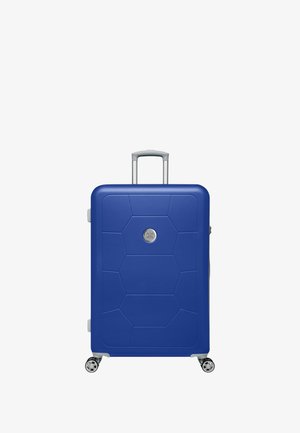Blauwe harde koffer met hexagonale patronen, zilveren logo, twee wielen en een uitschuifhandvat. Glad oppervlak en rechthoekige vorm.