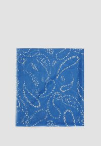 Écharpe bleue en tissu léger, ornée d'un motif paisley blanc. Les bords sont effilochés, accentuant l'aspect texturé.