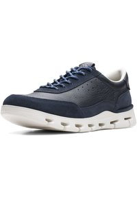 Dunkelblauer Sneaker aus Leder und Wildleder, weiße Sohle mit Ausschnitten, strukturiertes Obermaterial und blaue Schnürsenkel. Abgerundete Zehenform.