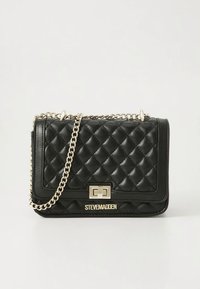 Zwarte gewatteerde handtas van imitatieleren met gouden kettingriem en gesp. Voorzien van een decoratief logo aan de voorkant, rechthoekige vorm en een gladde textuur.