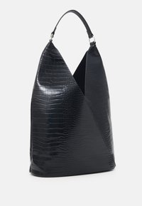 Svart fejkad läderhobo väska med krokodilmönster, triangulär form och en kantig utskärningsdesign, utrustad med en enda axelrem.