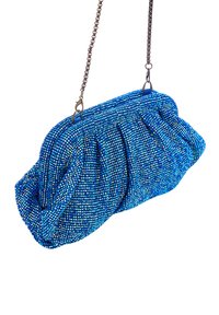 Gyöngyökkel díszített, élénk kék színű clutch táska, gyűrött dizájnnal és ezüst láncos pánttal. Simaság jellemzi, csillogó felülettel.