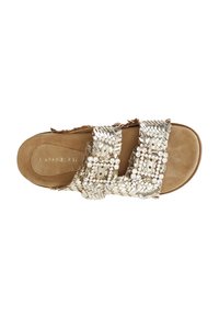 Sandal in tela metallica silver intrecciata con due larghe cinghie decorate con strass su una soletta in suede color sabbia. Design con suola piatta.