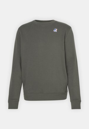 Mørkegrøn crewneck-trøje med lange ærmer, ribstrikkede manchetter og kant, med et lille K-Way-logo på den øverste venstre bryst.