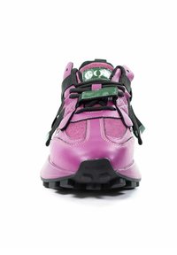 Fioletowy but sportowy z cholewką ze skóry i siateczki, czarnymi sznurowadłami oraz wzorzystą gumową podeszwą. Oznaczenie zielone na języku i czarne akcenty.