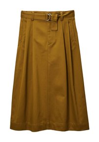 Jupe moutarde mi-longue avec plis, poches avant, et une ceinture avec des anneaux métalliques doubles à la taille.