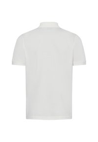 Weißes Polohemd mit kurzen Ärmeln, Kragen und gerippter Textur, das ein sauberes, klassisches Design aufweist und keine sichtbaren Logos oder Muster hat.