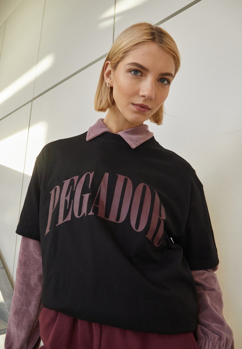 Tee-shirt UN POINT C'EST TOUT Rouge/noir Imprimé - Taille 44 - Occasion Très Bon état