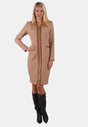 Beige Kleid mit Struktur, langen Ärmeln, Reißverschluss vorne und zwei Taschen; hat einen glatten braunen Akzent entlang des Reißverschlusses und des Ausschnitts.