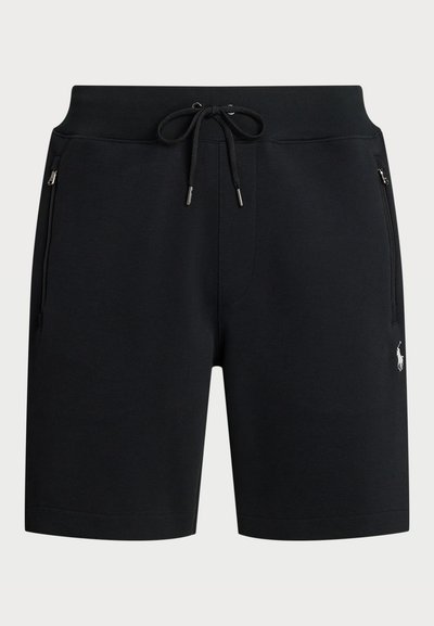 Μαύρο αθλητικό σορτς από υφασμάτινη υφή, με μέση που ρυθμίζεται με κορδόνι, πλαϊνές τσέπες με φερμουάρ και μια μικρή λογότυπη διακόσμηση.