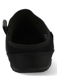 Zwarte instapschoen met een gladde stoffen bovenkant en een zachte binnenkant. Kenmerkt zich door een gestructureerde rubberen zool en een stoffen lus bij de hiel voor gemakkelijk aan- en uittrekken.