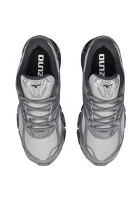 Scarpe da ginnastica grigie con materiale in mesh e sintetico. Presentano un collare imbottito, design con lacci e perforazioni per la traspirabilità.