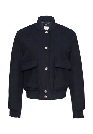 Giubbotto bomber in lana blu navy con colletto a coste, chiusura a bottoni e due tasche anteriori a toppa. Presenta un tessuto testurizzato con un leggero lucido.