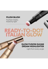 Sorte og gyldne KIKO Milano makeup-tuber med svampeapplikatorer, der indeholder bløde blush- og glow fusion gleam dream highlighter-produkter.