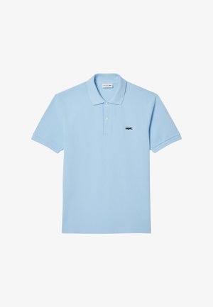 Helles blaues Poloshirt aus strukturiertem Baumwollstoff. Ausgestattet mit einem klassischen Kragen, einer Drei-Knopf-Leiste und einem kleinen bestickten Logo auf der Brust.