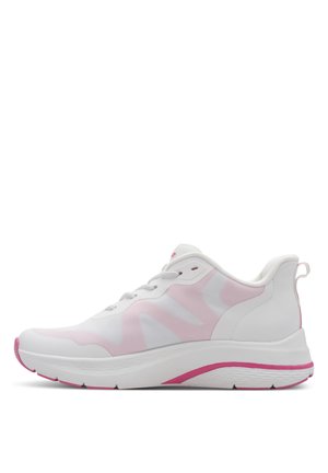Witte sportschoenen met roze accenten, voorzien van een bovenwerk van mesh, een afgeronde neus en een dikke witte zool met een roze streep.