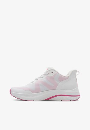 Chaussures de sport blanches avec des accents roses, dotées d'une tige en mesh, d'un bout rond et d'une semelle blanche épaisse avec une bande rose.
