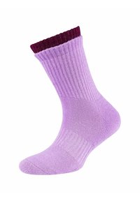 Liliowy skarpetka ribbed z ciemniejszym fioletowym mankietem, wykonana z miękkiego, elastycznego materiału, z teksturowanym wzorem zapewniającym komfort i dopasowanie.
