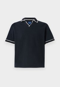 Mornarsko polo majica s kratkim rukavima i V-izrezom, bijelim detaljima na ovratniku i rukavima, teksturirana tkanina i ravni rub. Plava oznaka brenda unutar.