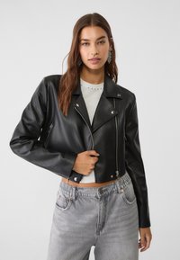 Stradivarius Bunda z umělé kůže - black