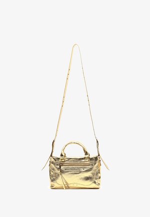 Bolso metálico dorado con diseño estructurado, doble asa, correa de hombro ajustable y bolsillo frontal con cremallera. Textura suave.