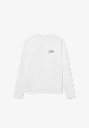 Hvid langærmet t-shirt lavet af bomuld, med rund hals og et lille trykt logo på venstre bryst. Glat tekstur, enkelt design.